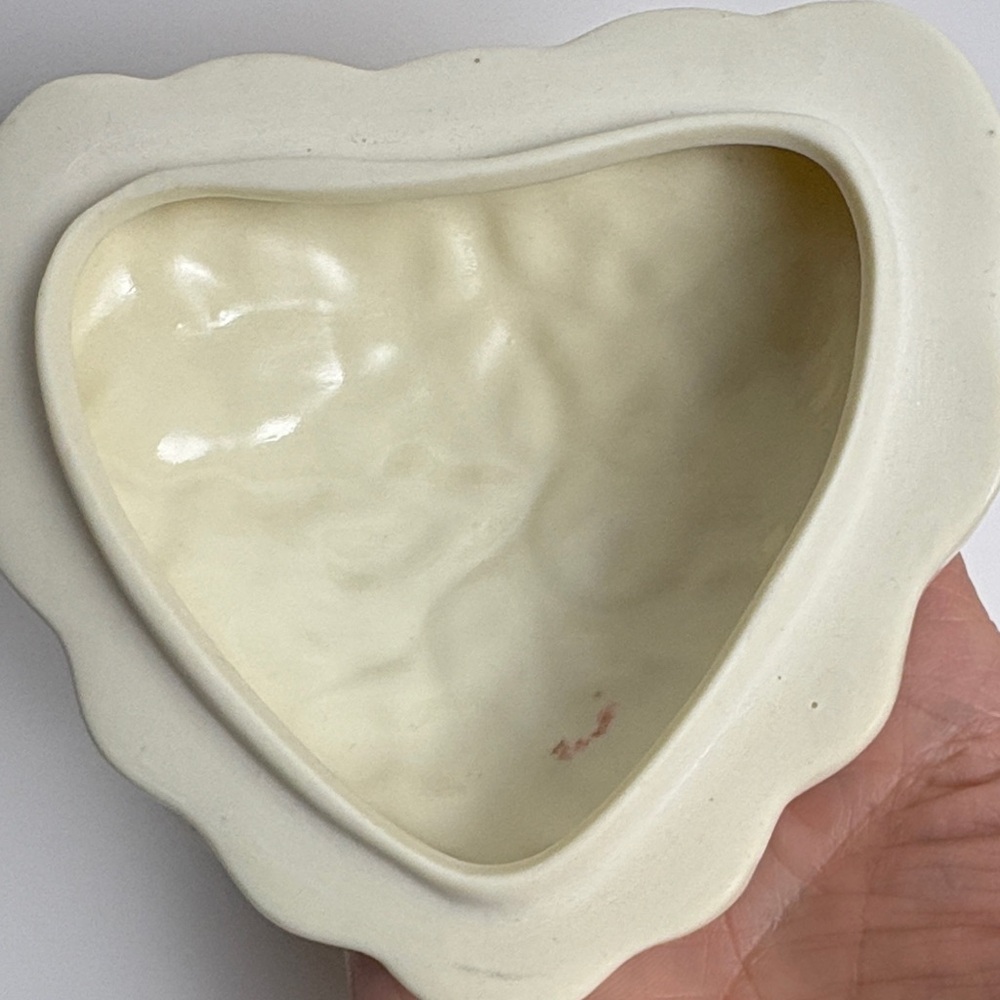 Hampton Collection ivory porcelain heart-shaped trinket box - Picture 2 of 10